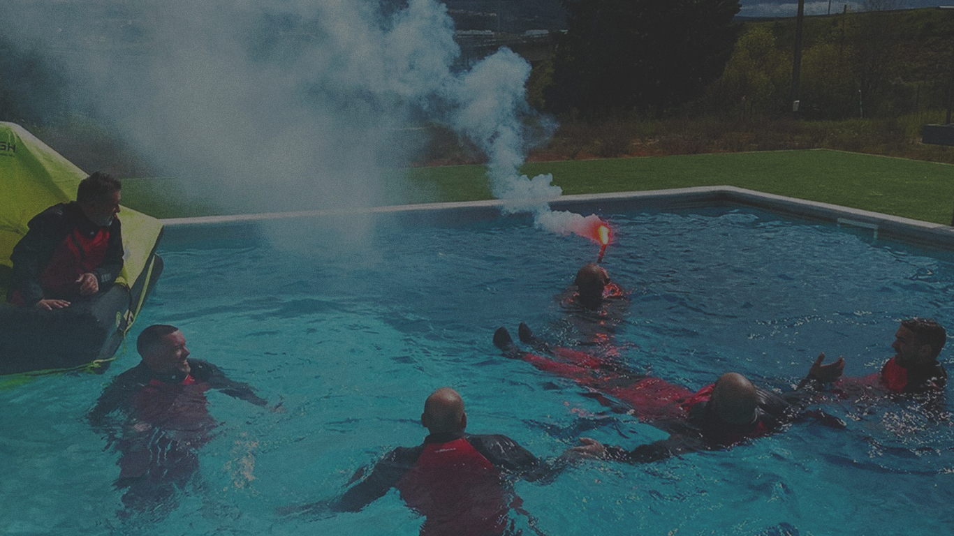 Pessoas a usar equipamentos de protecção individual no topo de nacel de turbina eólica em contexto de formação GWO no centro de formação especializado da Codinfor