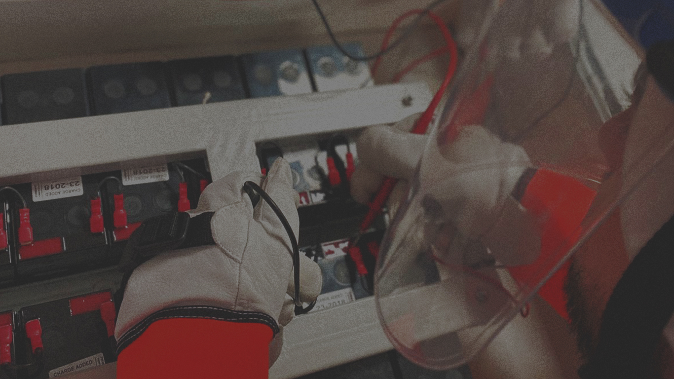 Pessoas a usar equipamentos de protecção individual no topo de nacel de turbina eólica em contexto de formação GWO no centro de formação especializado da Codinfor