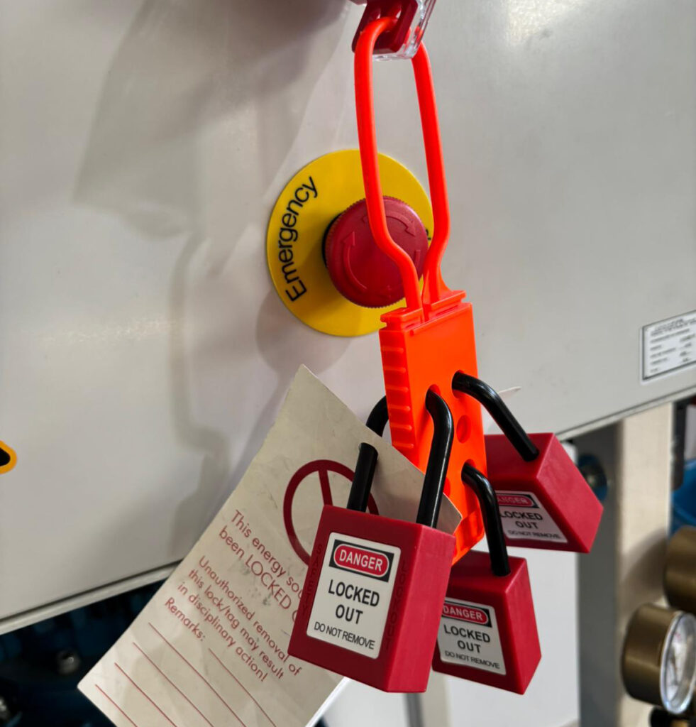 Imagem de cadeados referente a exercicio de LOTO durante formação de Control of Hazardous Energies, COHE GWO, na Codinfor