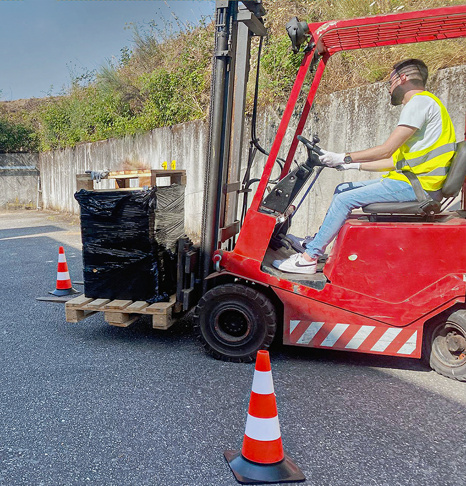 Pessoa a operar empilhador (forklift) durante a formação de Movimentação e Operação de Empilhadores na Codinfor, centro de formação especializado para o sector eólico certificado pela GWO