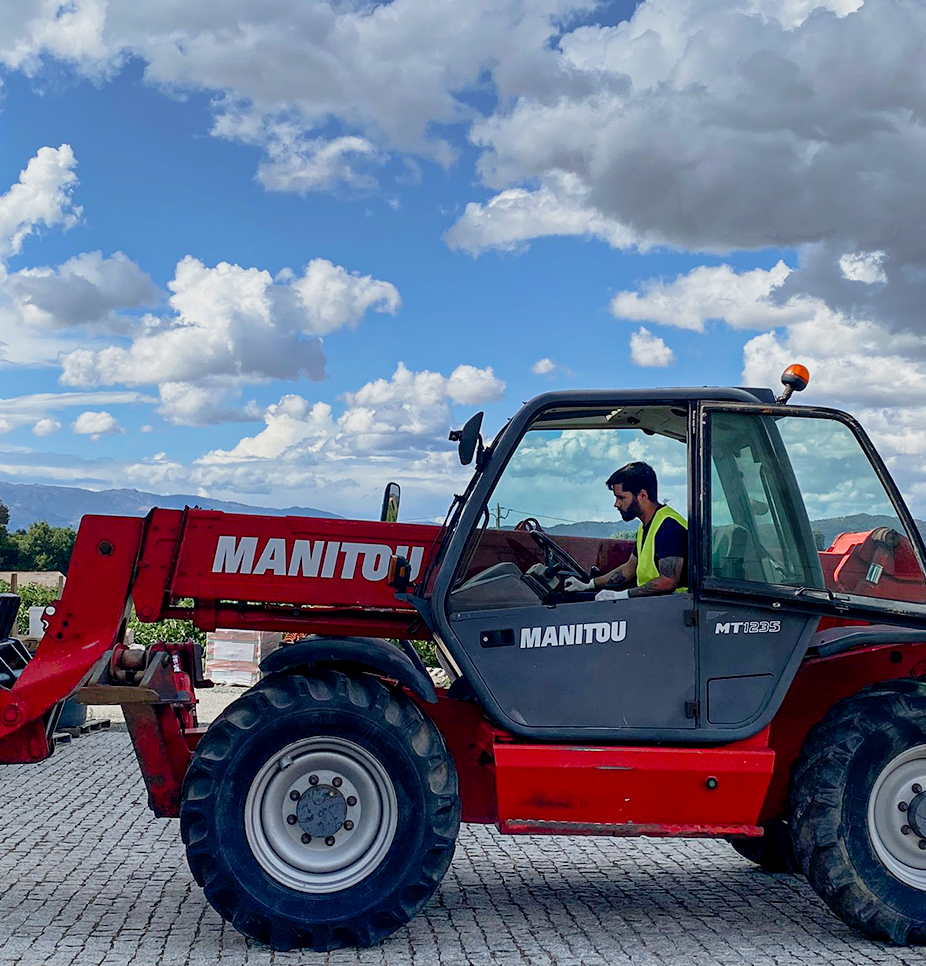 Pessoa a operar empinhador telescópico (telehandler) da marca Manitou durante a formação de Operação e Condução de Empilhador Telescópico na Codinfor, centro de formação especializado para o sector eólico certificado pela GWO